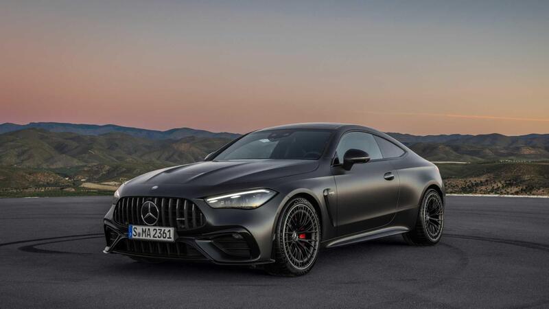 Mercedes-Benz AMG GT 53 nero in paesaggio montano al tramonto.